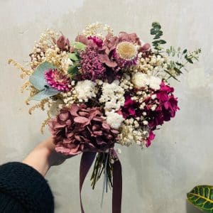 Meraki preserved flower bouquet with gypsophila, hydrangeas, and eucalyptus, handcrafted by Adhoc Flores in Madrid.