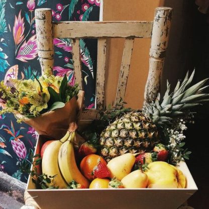cesta de frutas y flores