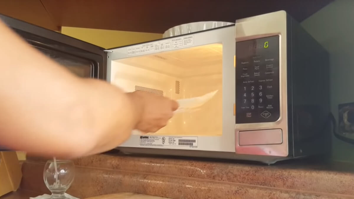 Técnica de secado de pétalos en el microondas