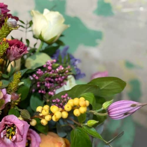 Arreglo floral silvestre en maceta, creado con una cuidada selección de flores y follajes naturales. Un diseño fresco y armonioso que aporta un toque de naturaleza auténtica a cualquier espacio.