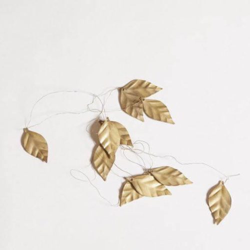 Guirnalda ornamental con hojas metálicas.