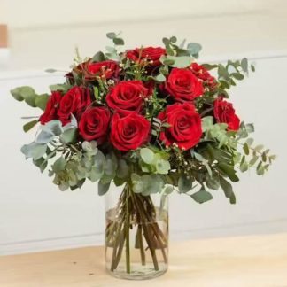Precioso bouquet de flores con 10 rosas rojas