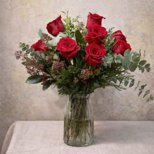 Ramo de rosas rojas para San Valentín, arreglo floral romántico.