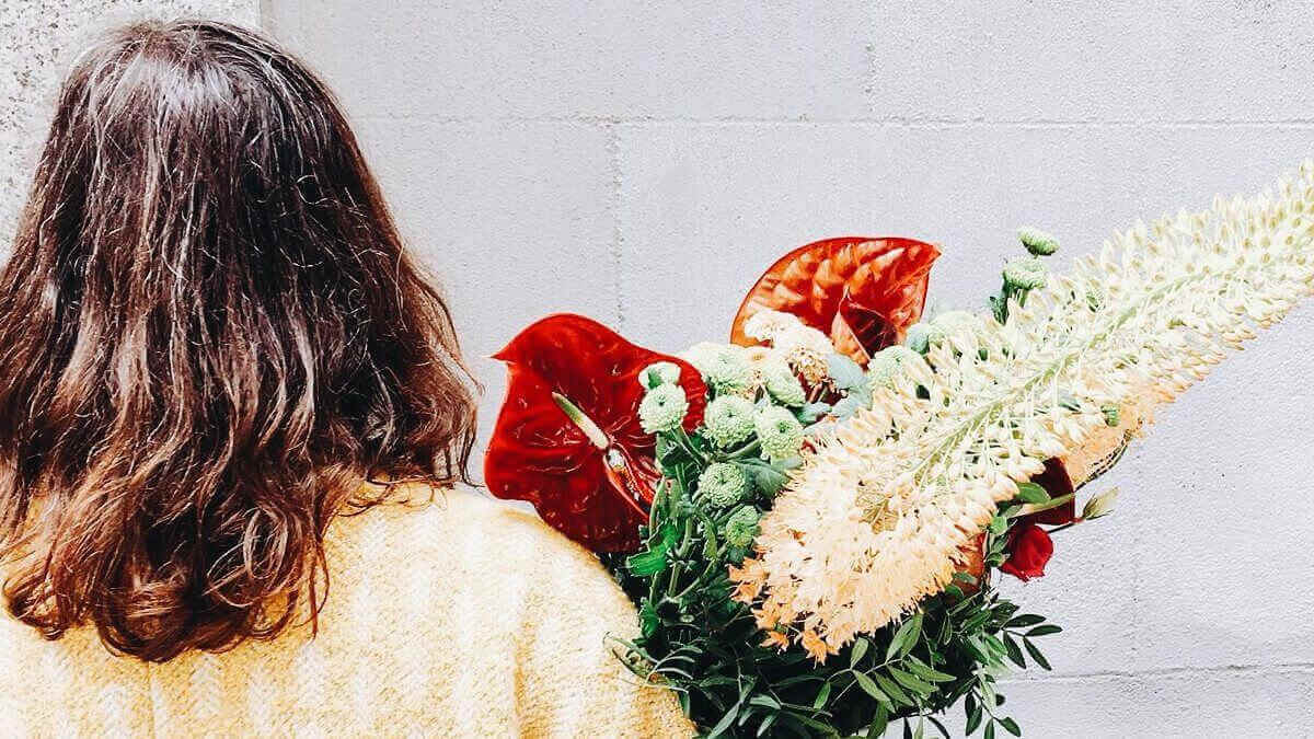 Soñar con un ramo de flores simboliza afecto, reconocimiento y gratitud. Puede anunciar la llegada de buenas noticias o el fortalecimiento de vínculos personales.