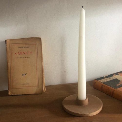 Elegante candelabro con vela, elaborado en terracota y perfecto para decorar cualquier espacio.